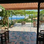 Manoleas Tavern & To Let 3*