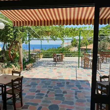 Manoleas Tavern & To Let 3*