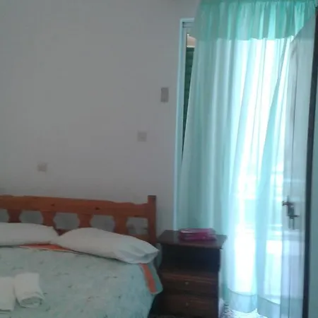 Manoleas Tavern & To Let 3*