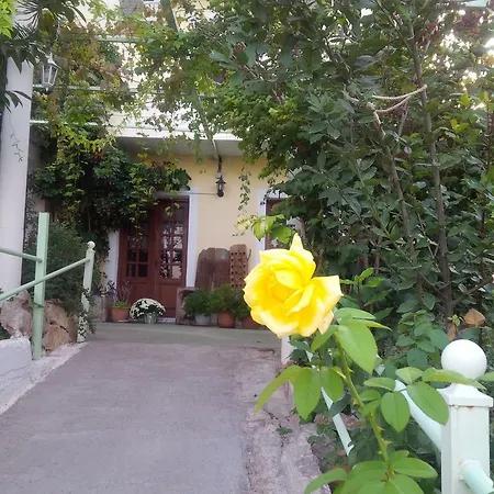 Manoleas Tavern & To Let Affittacamere 3*