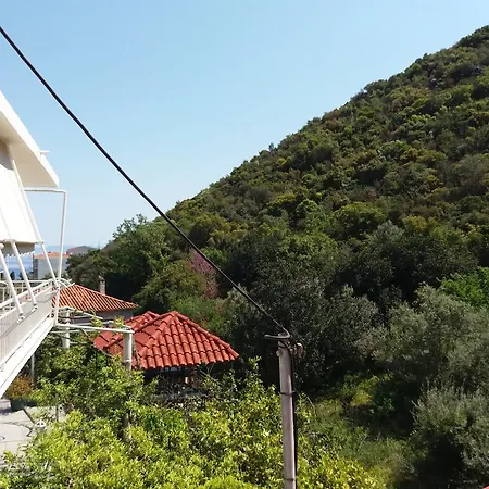 Manoleas Tavern & To Let 3*