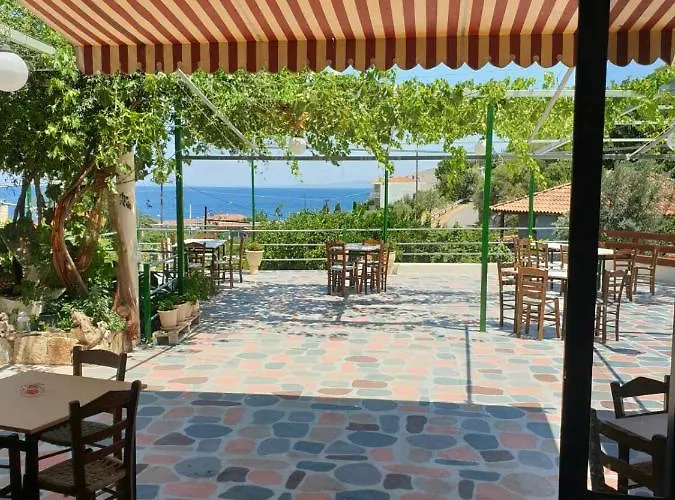 Manoleas Tavern & Rooms To Let 3*