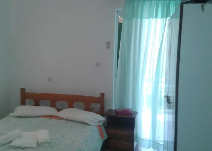 Manoleas Tavern & Rooms To Let 3*