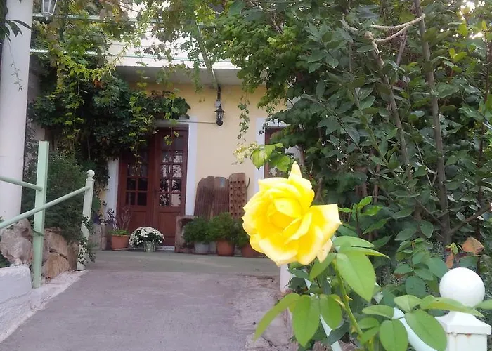 Manoleas Tavern & Rooms To Let Гостевой дом 3*