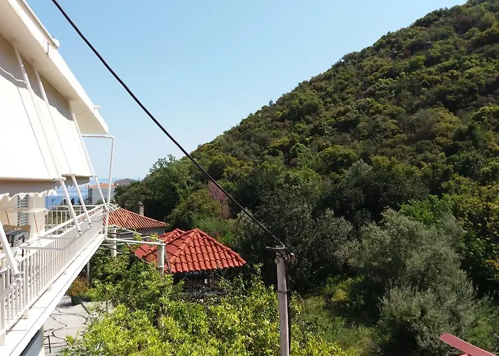 Manoleas Tavern & Rooms To Let 3*