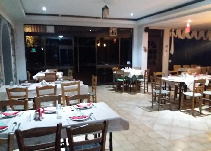 Manoleas Tavern & Rooms To Let Гостевой дом 3*